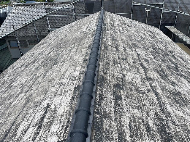 こんにちは！  街の屋根やさん埼玉川口店です。  今回はスレート屋根からＩＧ工業のスーパーガルテクトを使用した 屋根工事を行いました。  ＩＧ：スーパーガルテクトの説明はこちらをクリック！！  スーパーガルテクトは様々な色が用意されております。 ブラック・ブラウン・グリーン・ブルー・ワインレッド・チャコールなど・・・  今回はブラックを使用いたしました！！